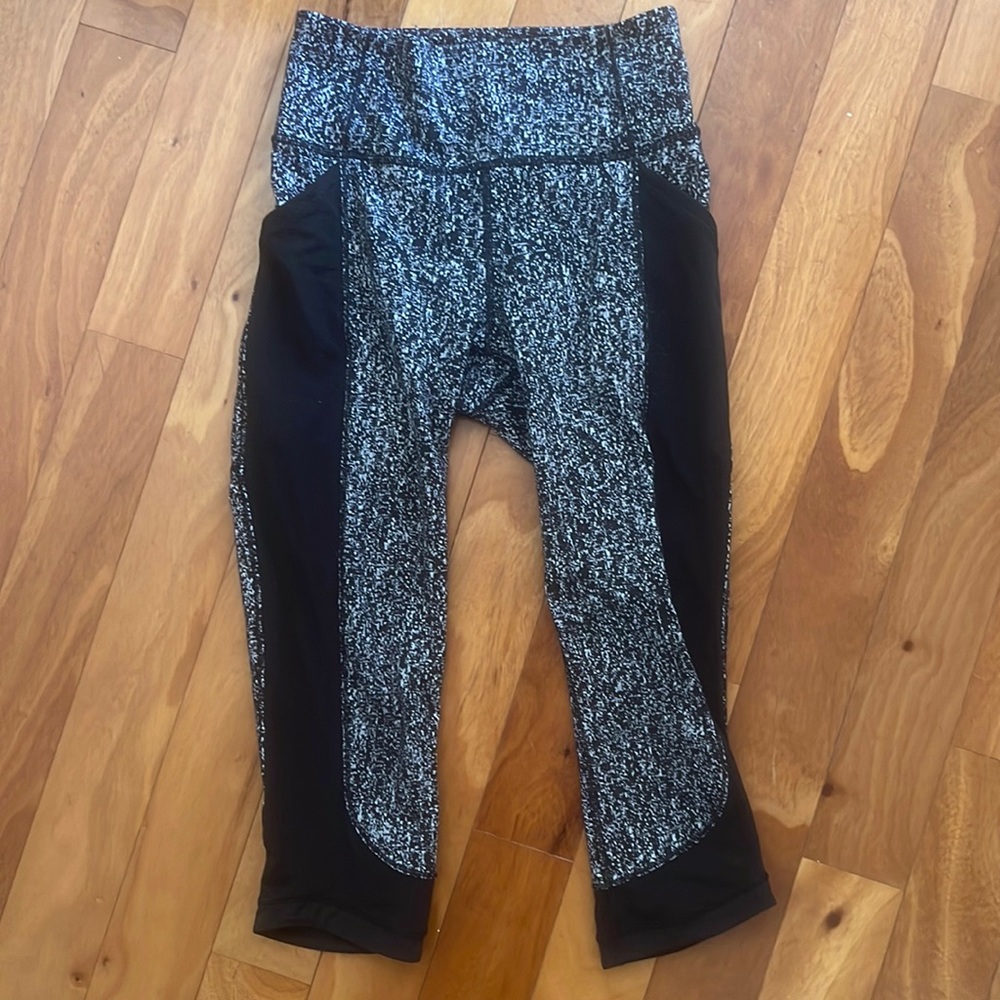 19 inch black and white Lululemon leggings size 4